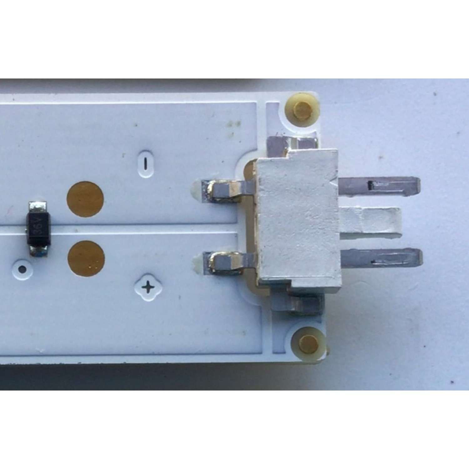 KIT DE LEDS PARA TV LG ( 9 PZ ) ((KIT INCOMPLETO, ORIGINALMENTE CONSTA DE 10PZ)) / NUMERO DE PARTE EAV63632406 / LGD550P3 / SSC_55LJ55/55UJ63_B_8LE_REV01_160922 / 55LJ55_FHD_B / PANEL NC550DUE / MODELO 55LJ5500-UB - Imagen 2